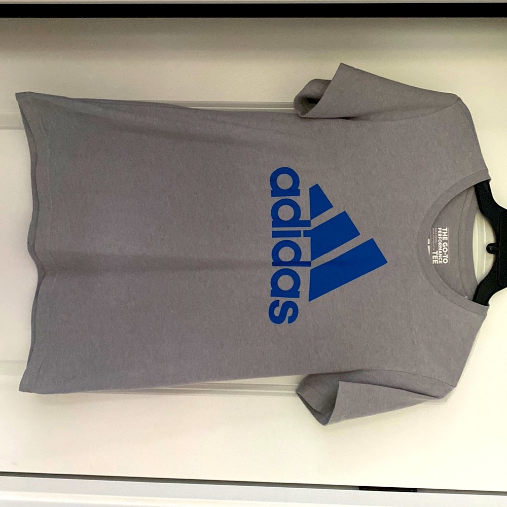 PRICED TO SELL $$ ADIDAS T SHIRT 💙